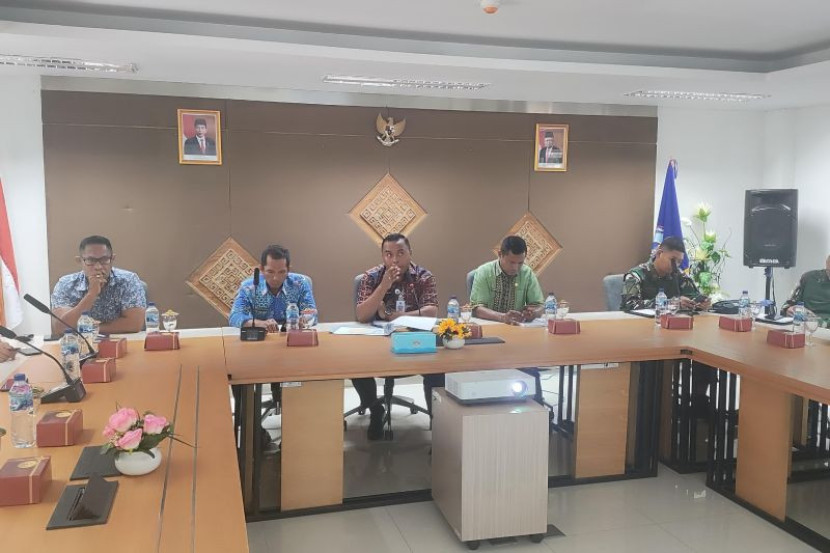 Rapat bersama pimpinan CIQS yang membahas peningkatan pengawasan jalur tikus di sekitar PLBN Motaain. (Foto: Dok BNPP RI)