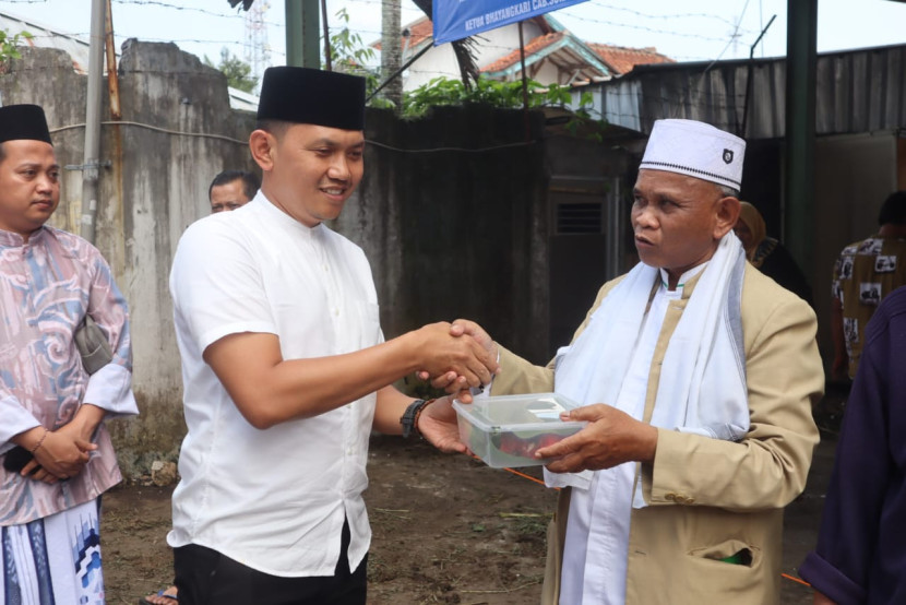 Kapolres Sukabumi Kota, AKBP Ari Setyawan saat menyerahkan daging hewan kurban, Senin (17/6/2024).