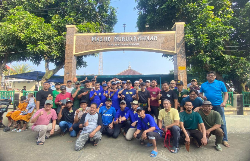 Panitia Idul Adha Masjid Nururrahman berfoto bersama sebelum pelaksanaan pemotongan hewan kurban. (M. Akbar)