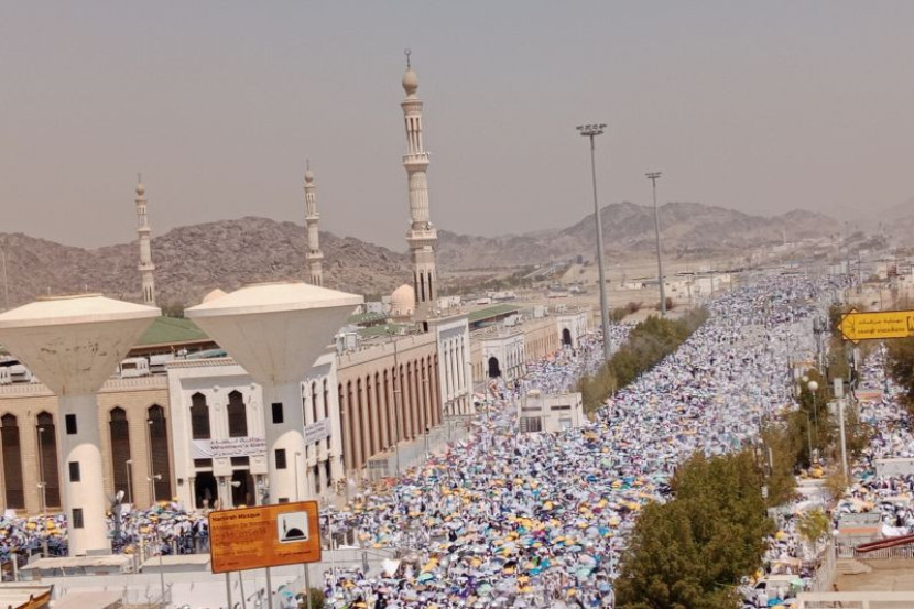 Jamaah haji berkumpul di sekitar Masjid Namira di padang Arafah, Makkah, Arab Saudi pada Sabtu (15/7/2024) atau 9 Zulhijjah untuk mendengarkan khotbah Arafah dan salat dzuhur berjamaah. (Foto: Ant/RI)