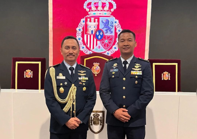Mayor Pnb Suyanto (kanan) bersama Athan KBRI Madrid Kolonel Pnb Agung Perwira Negara.