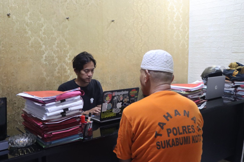 Polisi memeriksa pelaku kasus penganiayaan perias pengantin yang terjadi di Jalan Ciaul Pasir Cikole Kota Sukabumi.