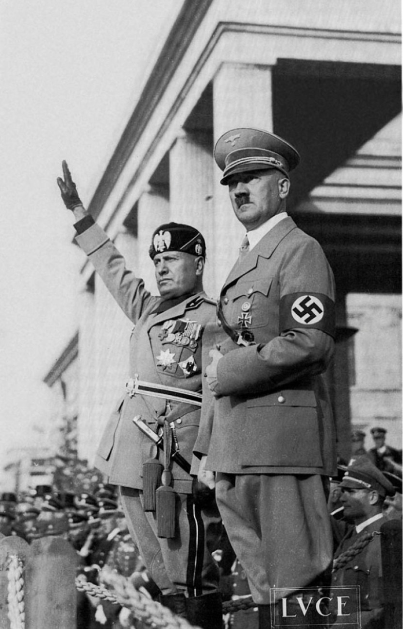 Adolf Hitler bersama Benito Mussolini