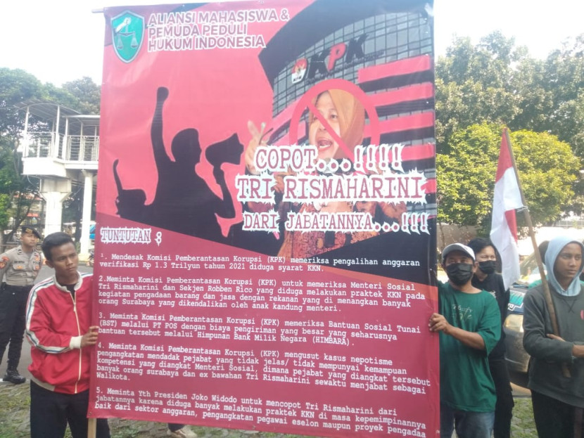 Aksi Aliansi Mahasiswa dan Pemuda Peduli Hukum (Amppuh) di Kemensos, Jakarta, Jumat (21/6/2024). (Foto: Dok Ruzka Indonesia)