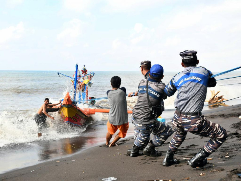 Prajurit Lanal Banyuwangi menyelamatkan kapal yang tenggelam.