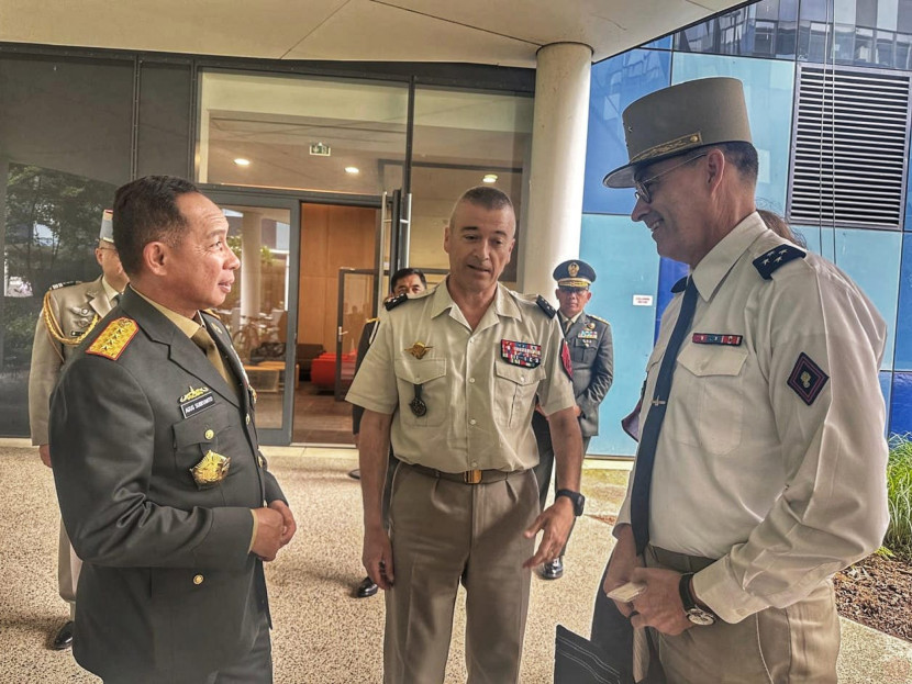 Panglima TNI Jenderal Agus Subiyanto berbincang dengan Panglima Angkatan Bersenjata Prancis Jenderal Thierry Burkhard.