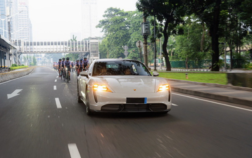 Porsche Taycan Electric memimpin kegiatan bersepeda di pagi hari. DOK. EUROKARS