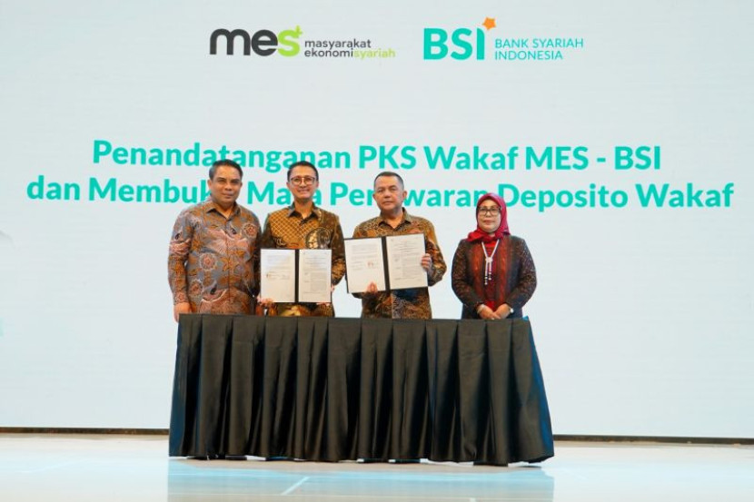 PT Bank Syariah Indonesia Tbk bersama Masyarakat Ekonomi Syariah (MES) meluncurkan program Cash Wakaf Linked Deposito Seri CWLD LW-MES.BSI.03 pekerja informal di BSI International Expo 2024, JCC, Jakarta, Minggu (23/6/2024). 