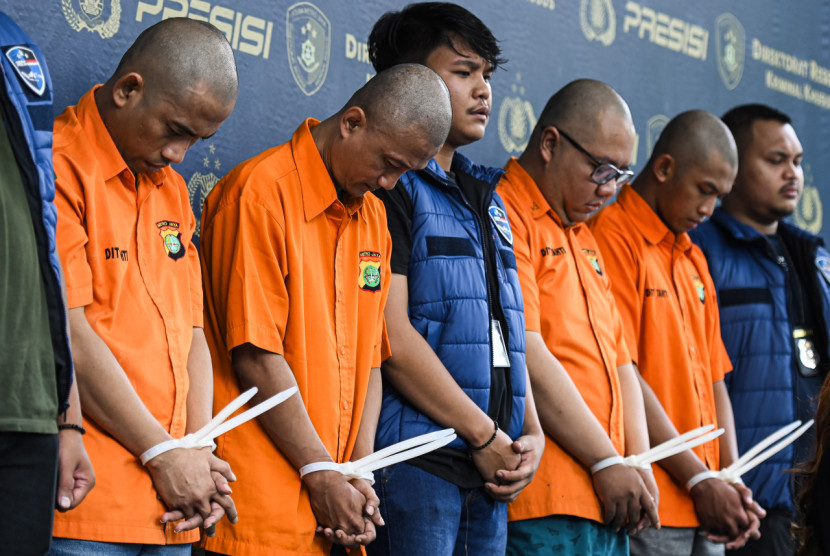 Sejumlah tersangka dihadirkan saat konferensi pers pengungkapan kasus judi online di Direktorat Reserse Kriminal (Ditreskrimsus) Polda Metro Jaya, Jakarta, Jumat (26/4/2024). (FOTO: Antara/Sulthony Hasanuddin)