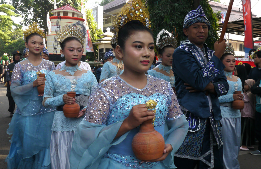 Kirab Budaya Ngarak Cai dan Kendaraan Hias dalam rangka peringatan 23 tahun Kota Cimahi, Sabtu (22/6/2024). Foto: Edi Yusuf