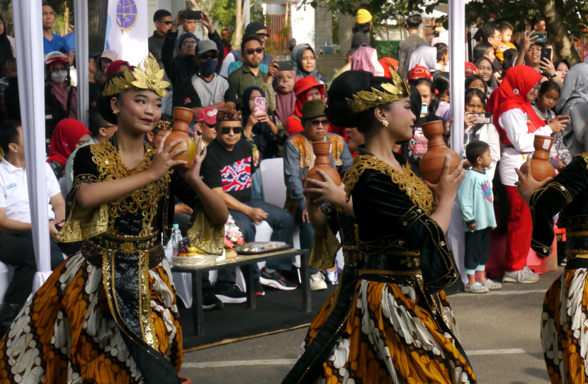 Kirab Budaya Ngarak Cai dan Kendaraan Hias dalam rangka peringatan 23 tahun Kota Cimahi, Sabtu (22/6/2024). Foto: Edi Yusuf