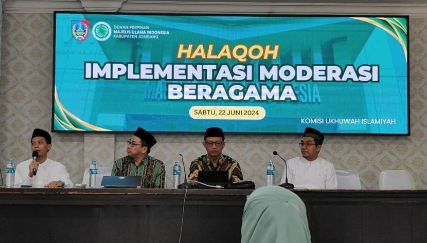 HALAQOH MODERASI BERAGAMA: Kiai Izzuddin, anggota komisi Ukhuwwah Islamiyah (kiri), Dr Yusuf Suharto , Ketua Komisi Ukhuwwah Islamiyah MUI Jombang (kedua kiri), Dr. H. Muhajir, Kepala Kantor Kemenag Jombang (ketiga dari kiri), dan Dr. KH. Afifudin Dimyathi, Ketua Umum MUI kabupaten Jombang (kanan). Sumber:Dok. IT MUI Jombang