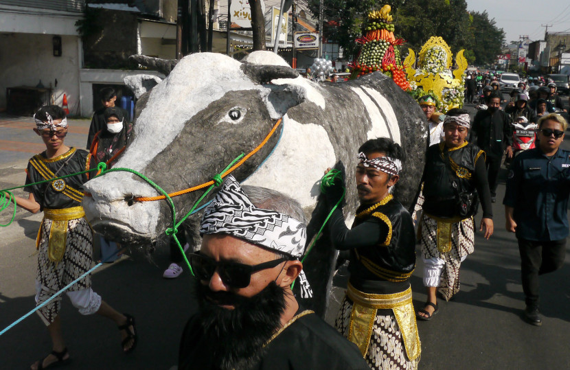 Kirab Budaya Ngarak Cai dan Kendaraan Hias dalam rangka peringatan 23 tahun Kota Cimahi, Sabtu (22/6/2024). Foto: Edi Yusuf