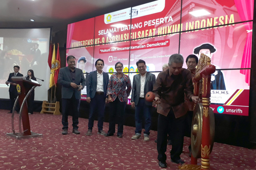 Rektor Unsri Taufiq Marwa membuka Konferensi ke-9 Asosiasi Filsafat Hukum Indonesia (AFHI) di kampus Fakultas Hukum Unsri, Senin (24/6). (FOTO: Maspril Aries)