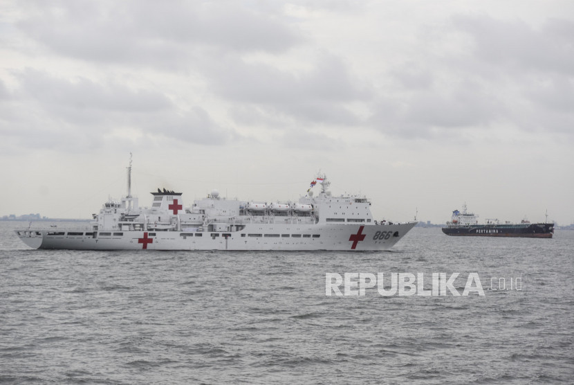 Kapal rumah sakit Cina, Daishan Dao-866 (kiri) berada di Teluk Jakarta, Tanjung Priok, Jakarta, Kamis (10/11/2022). Tiongkok jadi Sumber:Republika/ Putra M. Akbar