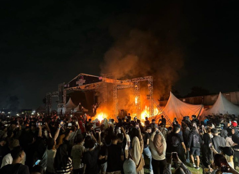 Pembakaran panggung Lentera Festival 2024 di Tangerang, Ahad (23/6/2024). (Instagram @infotangerang.id)