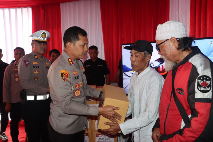 Kapolres Sukabumi Kota, Ari Setyawan Wibowo menyerahkan paket bansos dlam rangka hari Bhayangkara ke-78, Selasa (25/6/2024).