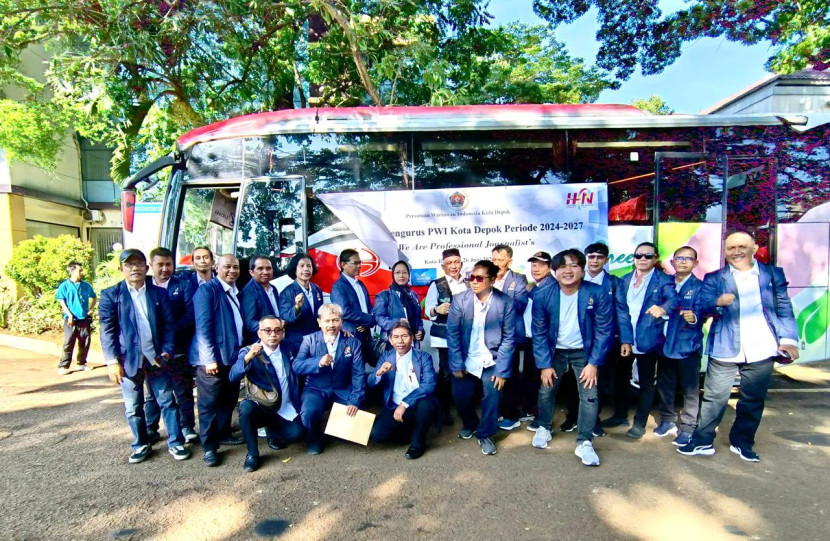 Para pengurus PWI Kota Depok, berfoto bersama sebelum keberangkatan menuju Bandung, Rabu, 25 Juni 2024. 