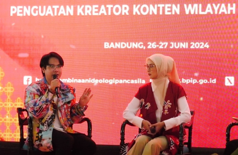 Motivator dan penggiat sosial media Deris Nagara dan Putri Indonesia 2017 Kevin Lilliana tampil sebagai nara sumber workshop Penguatan Kreator Konten Wilayah Jawa Barat bertajuk Pancasila Tiang Penyangga Pemuda Calon Pemimpin Masa Depan yang digelar Badan Pembinaan Ideologi Pancasila (BPIP) Biro Fasilitasi Pimpinan, Hubungan Masyarakat, dan Administrasi, di Pendopo Kota Bandung, Rabu (26/6/2024). Foto: Edi Yusuf