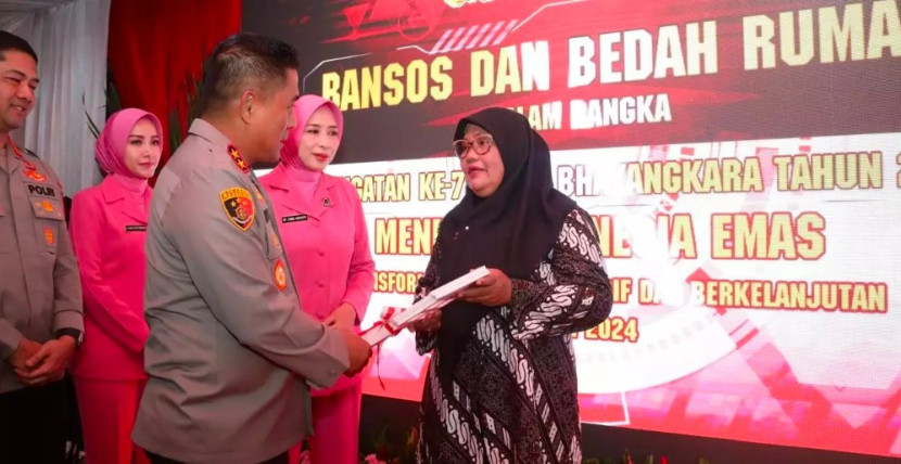 Kapolda Metro Jaya, Irjen Pol Karyoto didampingi istri dan Kapolres Metro Depok, Kombes Pol Arya Perdana didampingi istri menyerahkan kunci bedah rumah kepada istri Aiptu (Purn) Hajarun Harahap, di Kelurahan Cipayung Jaya, Kecamatan Cipayung, Kota Depok. (Foto: Dok Humas Polda Metro Jaya)