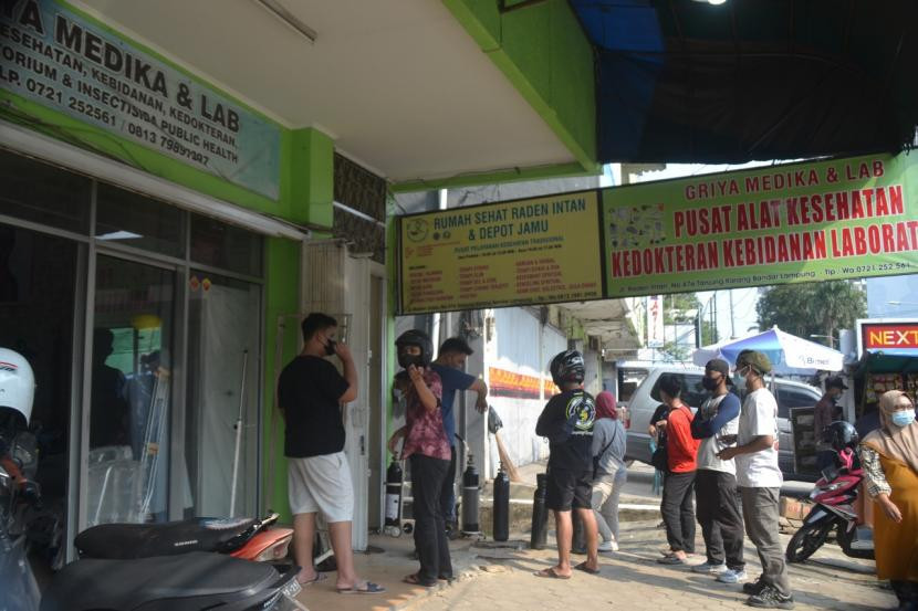 Warga mengantre isi ulang oksigen di Bandar Lampung, pada masa Covid-19 beberapa waktu lalu. (Foto: SumatraLink.id/Mursalin Yasland)