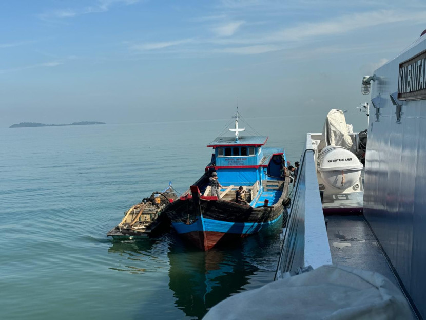 KN Bintang Laut-401 milik Bakamla memeriksa tiga kapal melakukan aktivitas ilegal di Perairan Pulau Babi, Tanjung Balai Karimun, Jumat.