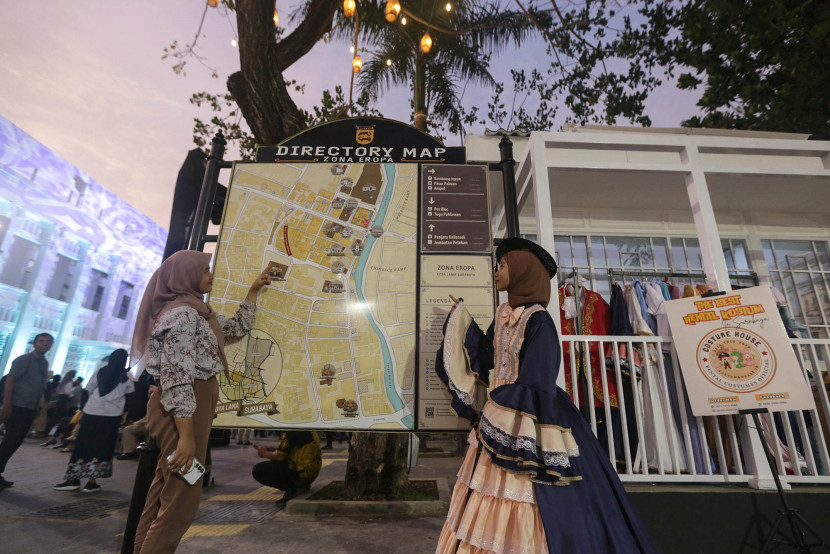Pengunjung mengamati peta wisata Kota Lama Surabaya. Foto: Dok. Humas Pemkot Surabaya