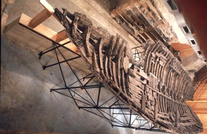 Lambung Kapal Kyrenia tetap ada sesaat setelah pemasangan kembali kayu yang ditemukan dari penggalian dasar laut/Ship Excavation