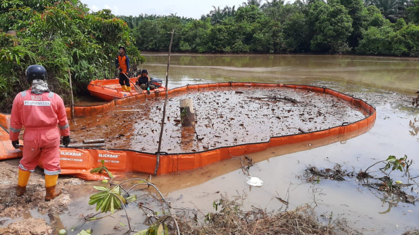 Penanganan pencemaran minyak mentah di Sungai Dawas pada November 2022. (FOTO Dinas Kominfo Muba) 