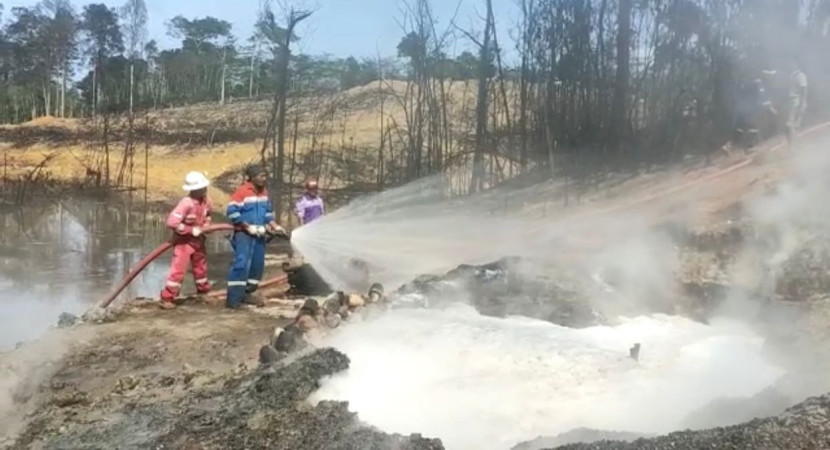 Usaha pemadaman sumur minyak ilegal yang terbakar. (FOTO: Humas SKK Migas)