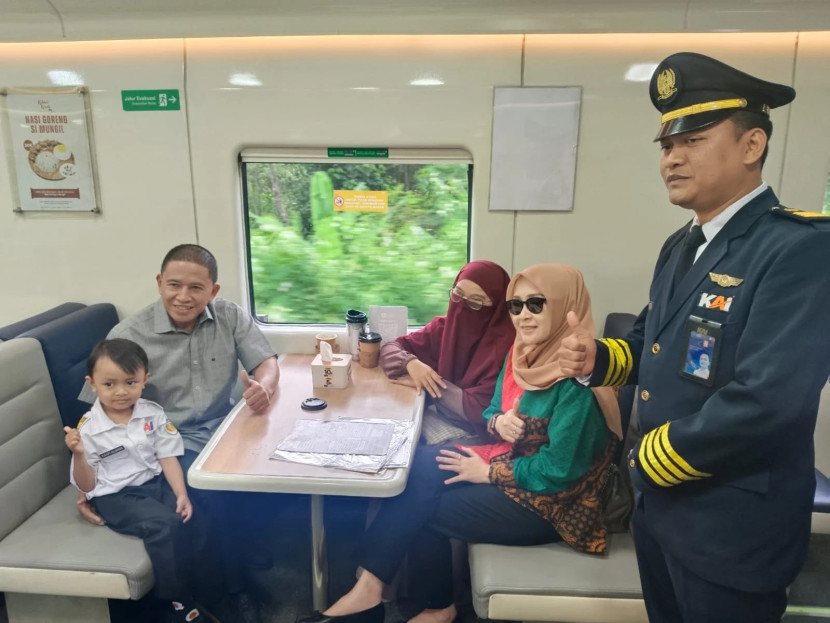 PT Kereta Api Indonesia melalui anak usahanya, KAI Services, menghadirkan program spesial “Kidsfun Menu with Papercraft Train Series” selama periode 15 Juni hingga 28 Juli 2024. (Foto: Humas PT KAI)