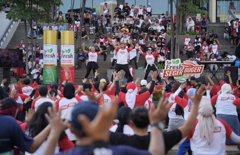 Ratusan warga Jakarta mengikuti Seger Buger peluncuran So Fresh Minyak Angin Aromatherapy saat Car Free Day (CFD) di Sarinah, Jakarta, Minggu (30/6/2024).