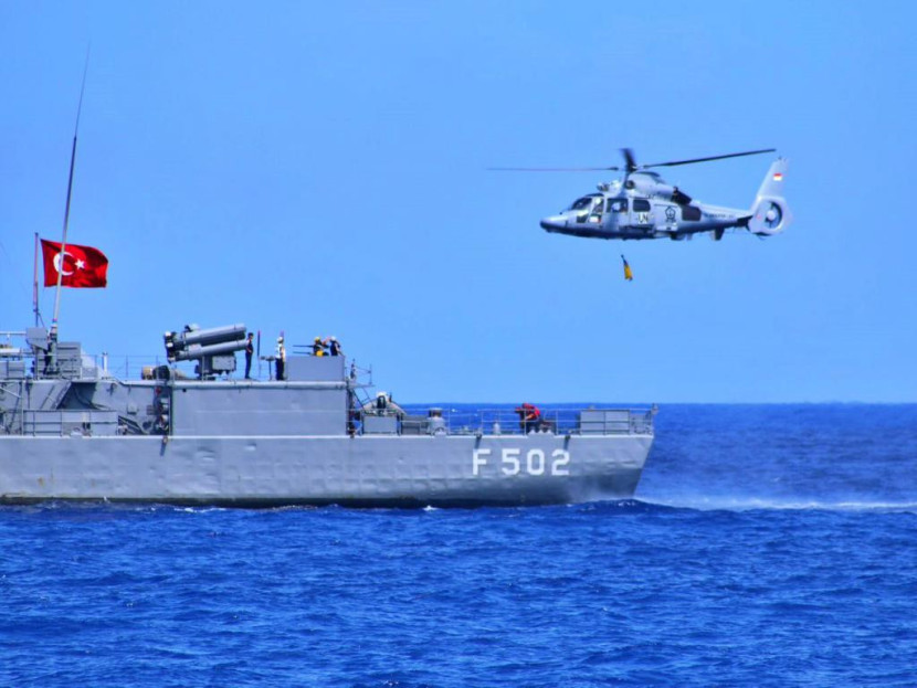 Kru TNI AL melalui helikopter HS-1305 latihan dengan kapal perang Turki TCG Bandirma F-502 di Laut Mediterania.