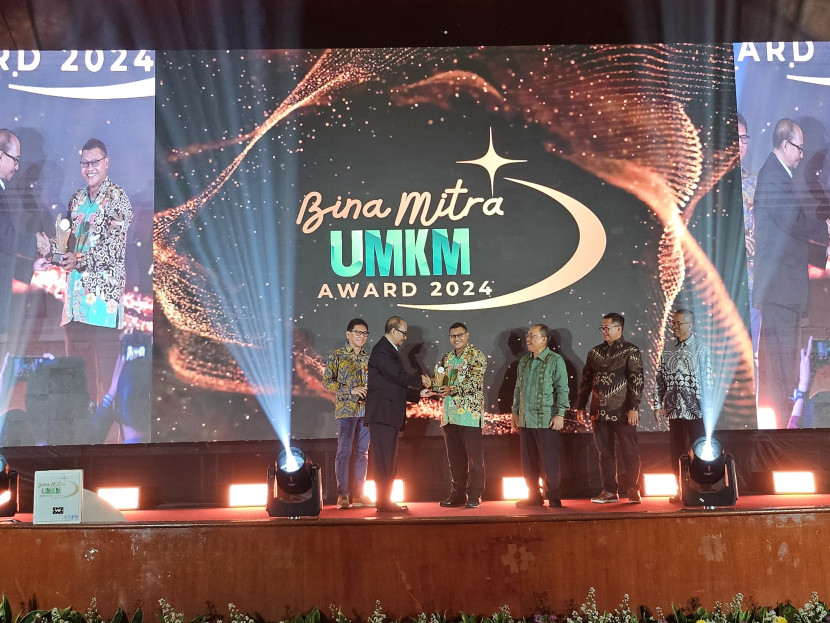 Ketua Pengurus Yayasan Dharma Bhakti Astra (YDBA), Rahmat Samulo menerima penghargaan dalam ajang Bina Mitra UMKM Award 2024 yang diselenggarakan oleh Corporate Forum for CSR Development (CFCD) Foundation di Aula Binakarna, Hotel Bidakara, Jakarta, Sabiu (29/6/2024). (Foto: Dok YDBA)