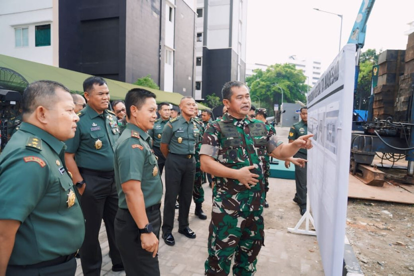 KSAD Jenderal Maruli Simanjuntak meninjau lokasi pembangunan mes bintara dan tamtama di Pejambon, Jakarta Pusat, Selasa (2/7/2024).