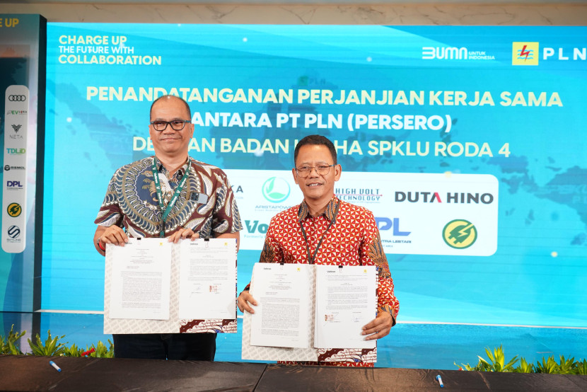 General Manager PLN UID Jakarta Raya, Lasiran (kanan) usai menandatangani perjanjian kerja sama penyediaan SPKLU dengan Direktur PT Exelly Elektrik Indonesia (Voltron), Abdul Rahman Elly (kiri). (Foto: Dok Ruzka Indonesia)