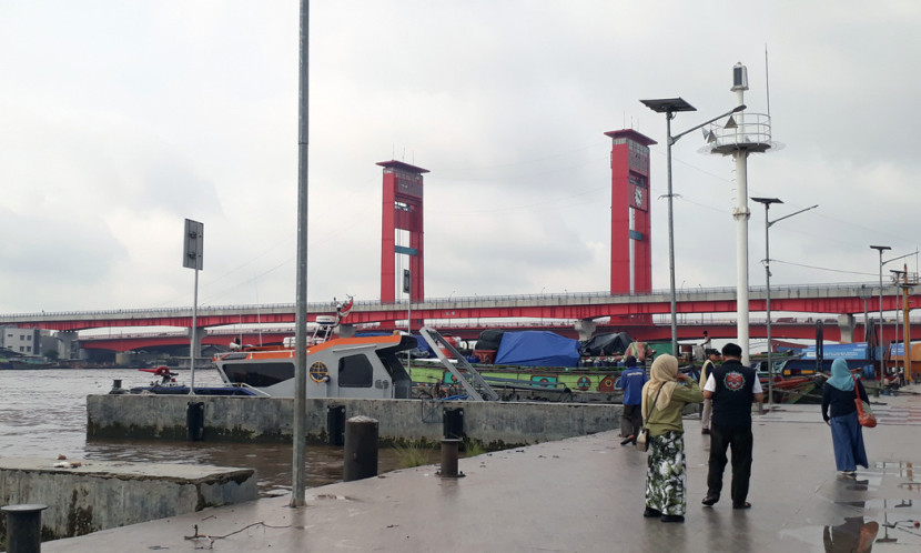 Sungai Musi dan jembatan Ampera saksi kerukunan di Kampung Kapitan yang letaknya tidak jauh dari landmark kota Palembang tersebut. (FOTO: Maspril Aries)