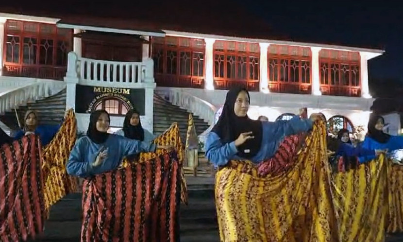 Latihan drama musikal Ande-ande Pulo Kemaro di pelataran Museum SMB II Palembang. (FOTO: D Oskandar)