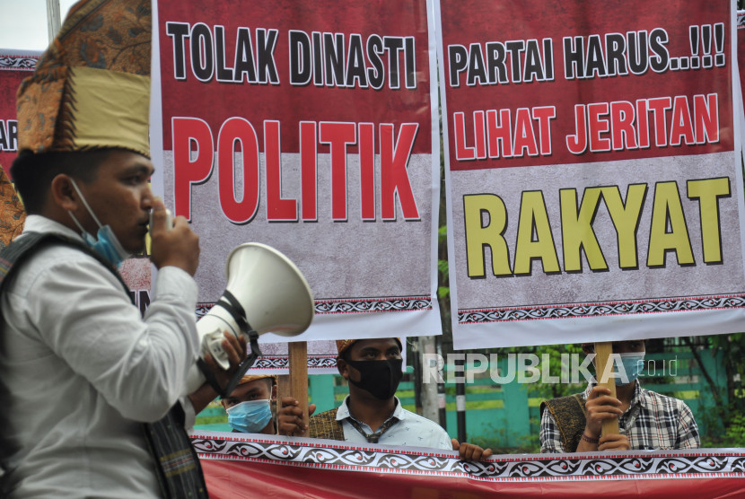 Massa meminta kepada partai politik untuk menolak politik dinasti dalam proses pencalonan menjelang pilkada serentak 2020. (Ilustrasi) (FOTO: Antara/Septianda Perdana)