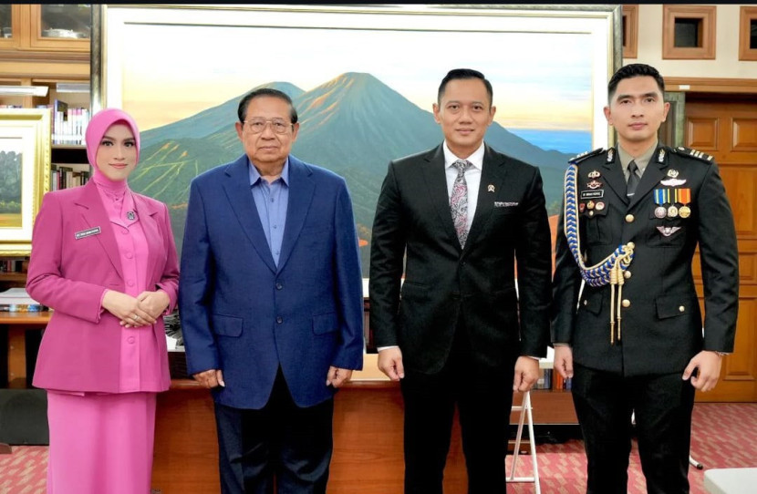 Presiden ke-6 RI Susilo Bambang Yudhoyono (SBY) bersama Menteri AHY didampingi ajudan dan sang istri.