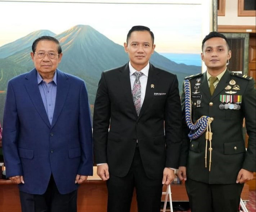 Presiden SBY bersama Menteri AHY dan sang ajudan Lettu Inf Pandu Qisti.