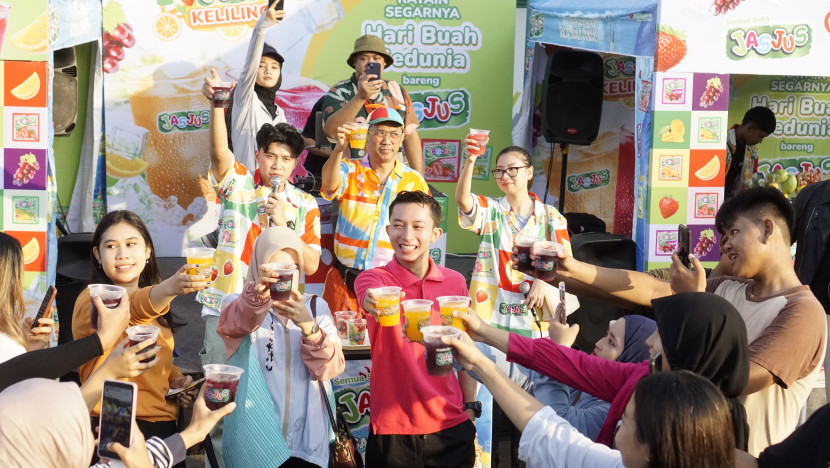 Masyarakat menikmati kesegaran buah-buahan melalui Jasjus Keliling saat Car Free Day (CFD) di Bekasi, Minggu (30/6/2024). (Foto: Dok Ruzka Indonesia) 