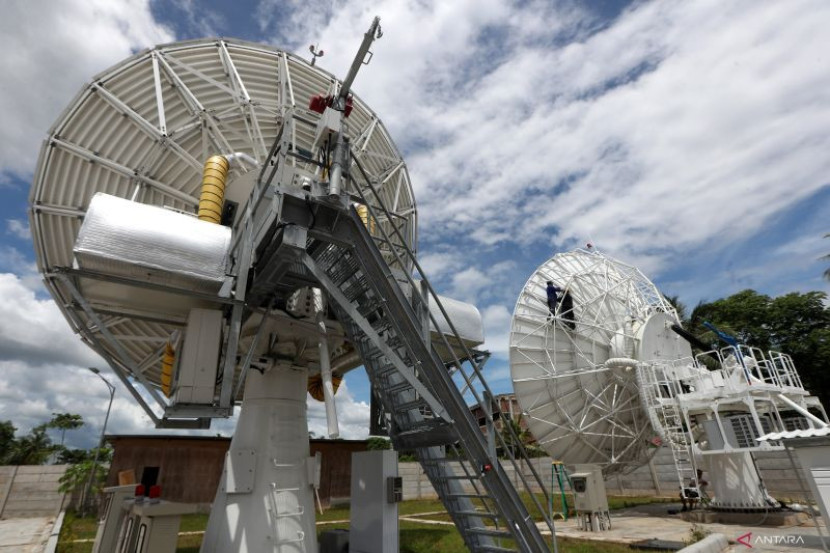 Pekerja menyelesaikan pembangunan antena satelit komunikasi stasiun bumi Pasifik Satelit Nusantara (PSN). (Foto: Dok Republika) 