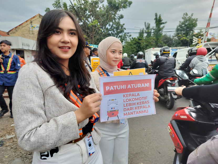   PT Kereta Api Indonesia (KAI) menggandeng sejumlah stakeholders untuk melakukan sosialisasi keselamatan di perlintasan sebidang di JPL Nomor 165A Jl. Laswi antara Stasiun Kiaracondong – Stasiun Cikudapateuh, Kota Bandung pada Jumat pekan lalu (5/7).  (Foto: Humas PT KAI)