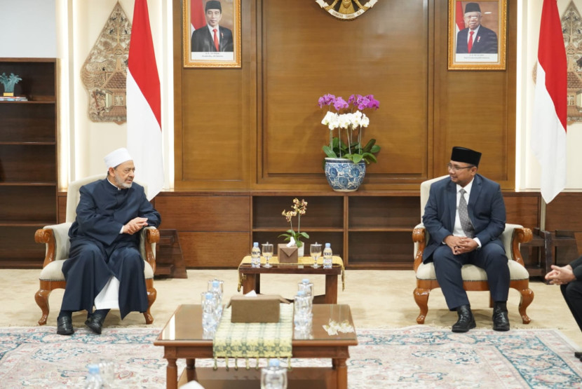 Menteri Agama Yaqut Cholil Qoumas berbincang dengan Grand Syekh Al Azhar, Imam Akbar Ahmed Al Tayeb. (Dok. Kemenag).