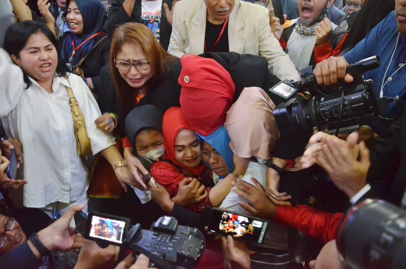 Sepontanitas kegembiraan ibu dari Pegi Setiawan, dan pengunjung sidang usai sidang putusan praperadilan Pegi Setiawan di Pengadilan Negeri Bandung, Senin (8/7/2024). Foto: Edi Yusuf