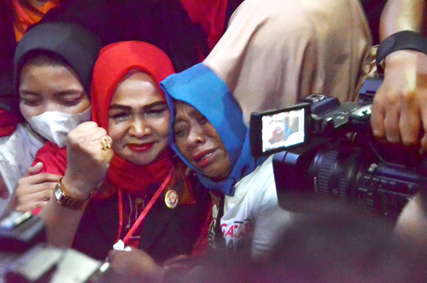 Kartini menangis usai sidang putusan praperadilan anaknya Pegi Setiawan di Pengadilan Negeri Bandung, Jl LRE Martadinata, Kota Bandung, Senin (8/7/2024). Foto: Edi Yusuf