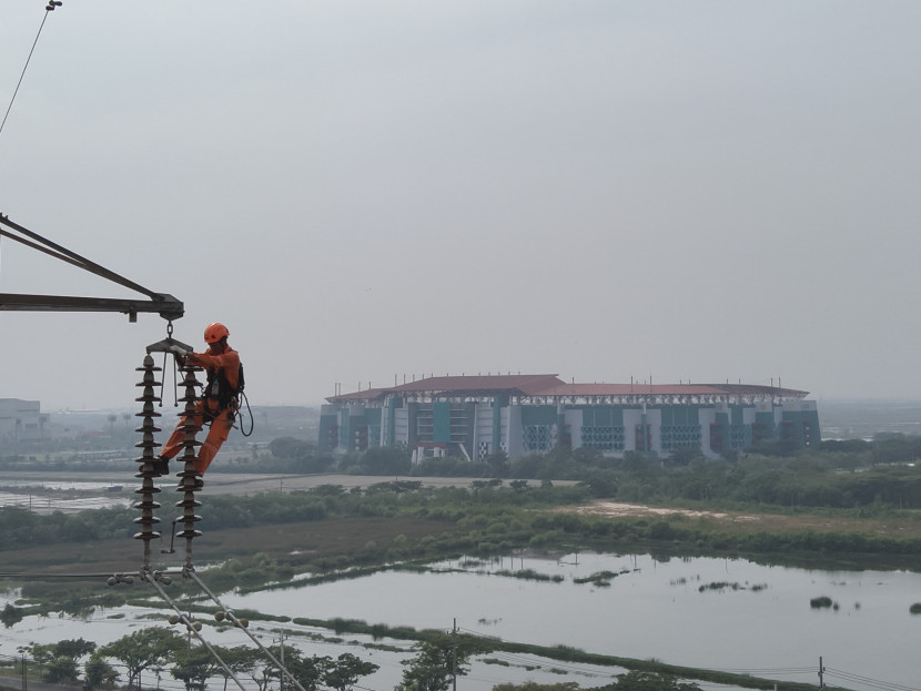 Petugas dari Unit Layanan Transmisi dan Gardu Induk (ULTG) melakukan pembersihan isolator di sekitar Stadion GBT