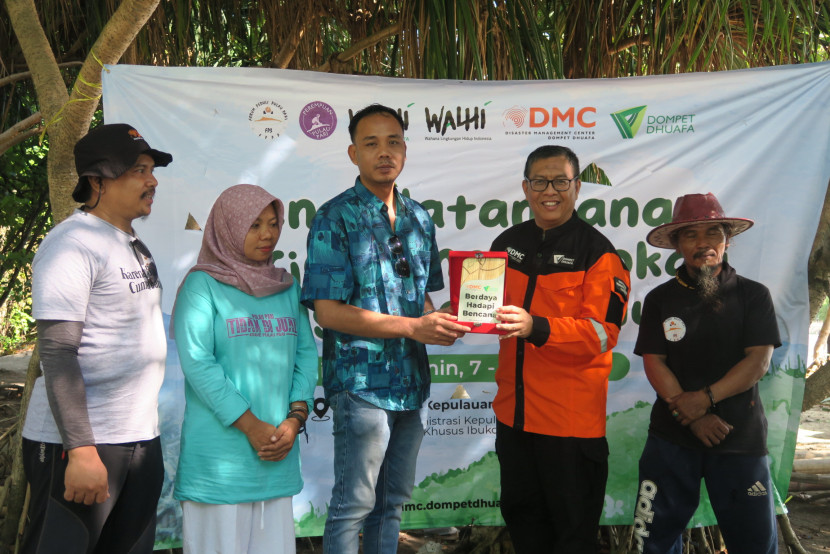 Wahana Lingkungan Hidup Indonesia (Walhi) bersama Disaster Management Center (DMC) Dompet Dhuafa menandatangani kerja sama perlindungan dan pelestarin pulau kecil di Pulau Pari, Kecamatan Kepulauan Seribu Selatan, Kabupaten Kepulauan Seribu, Jakarta, Senin (8/7/2024). (Foto: Dok Walhi)