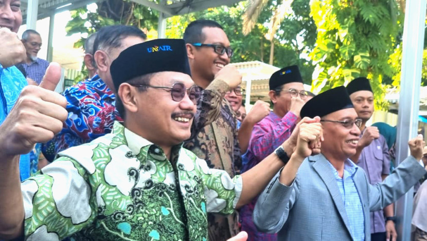 Rektor Unair Prof Nasih (kanan) bergandengan tangan dengan Dekan FK Unair Prof Budi Santoso